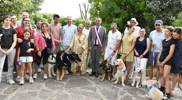 Photo de groupe des bénévoles et élus lors de l'inauguration de l'école de chiens guides d'aveugles, le 16 juin 2026