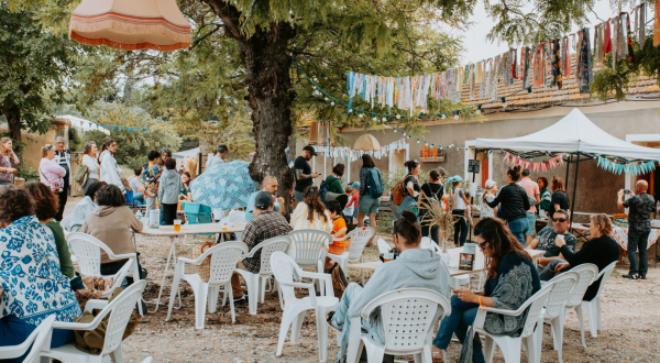 des personnes dans la cour de Mirabeau lors d'un événement festif