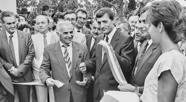 la coupure de ruban lors de l'inauguration 