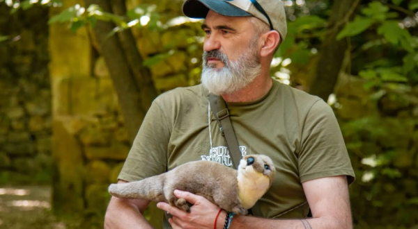 le guide avec une loutre en peluche 