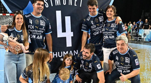 Diego Simonet entouré de sa famille le 6 juin à la Sud de France Arena pour son dernier match de handball